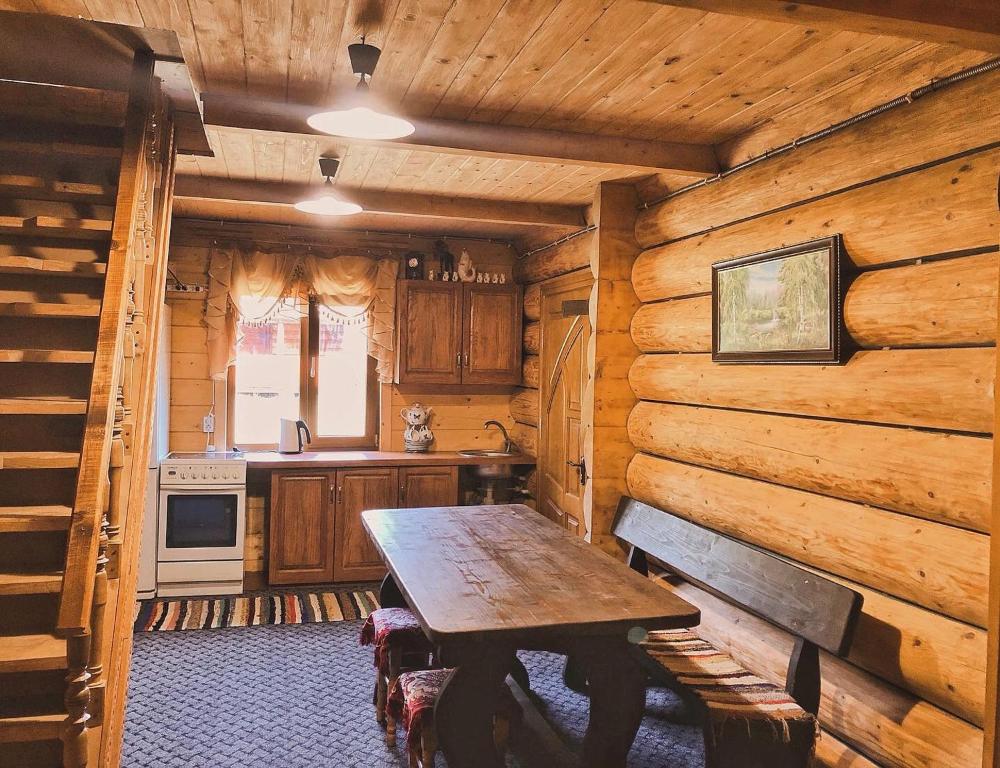 KrasnikВершина Карпат的小屋内的厨房配有木桌