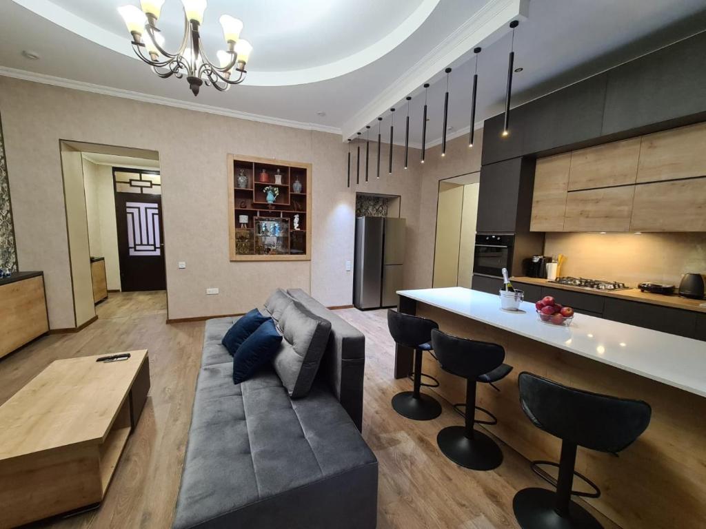 库塔伊西Nino's Cosy Apartment的厨房以及带沙发和桌子的客厅。