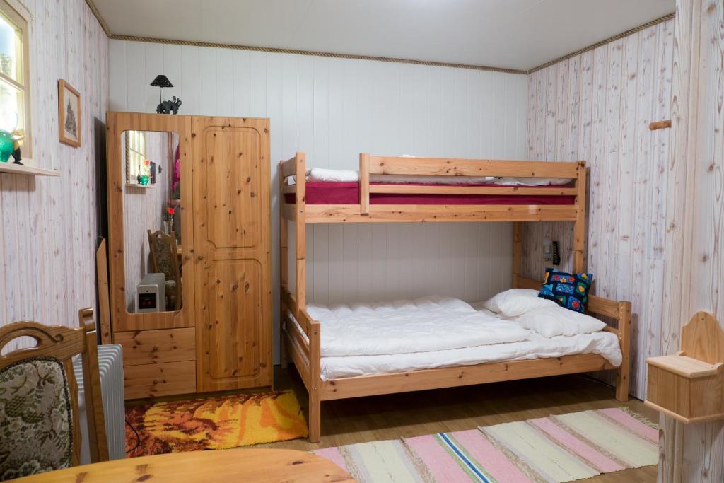 HauklandAmHavern B&B的一间卧室配有两张双层床和镜子