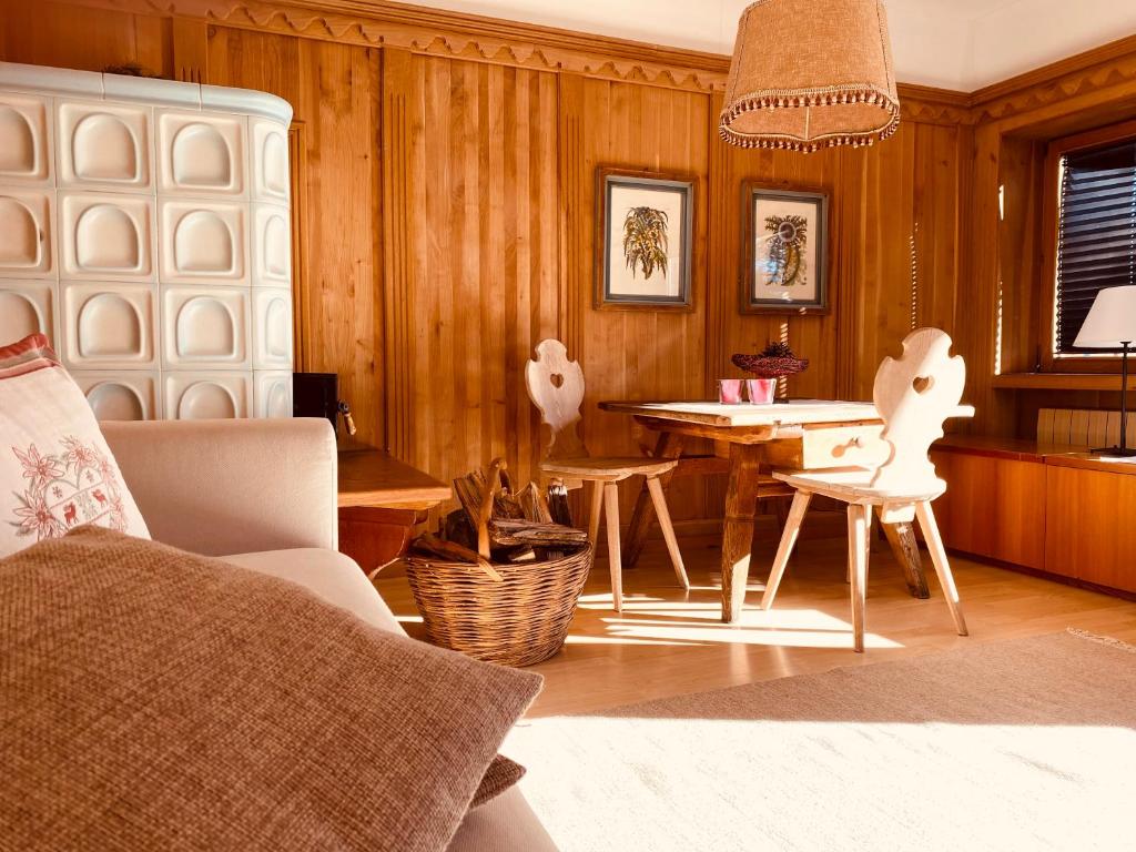 菲耶梅堡皮希勒公寓的客厅设有木墙和桌椅