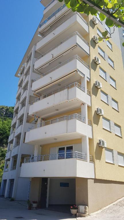 拉法洛维奇Belveder Montenegro的一座高大的建筑,旁边设有阳台