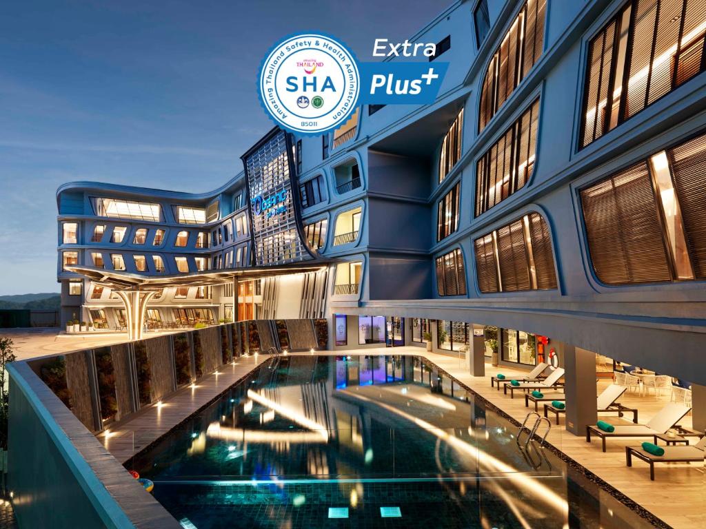 普吉镇The Oceanic Sportel Phuket - SHA Extra Plus的大楼前设有游泳池的酒店