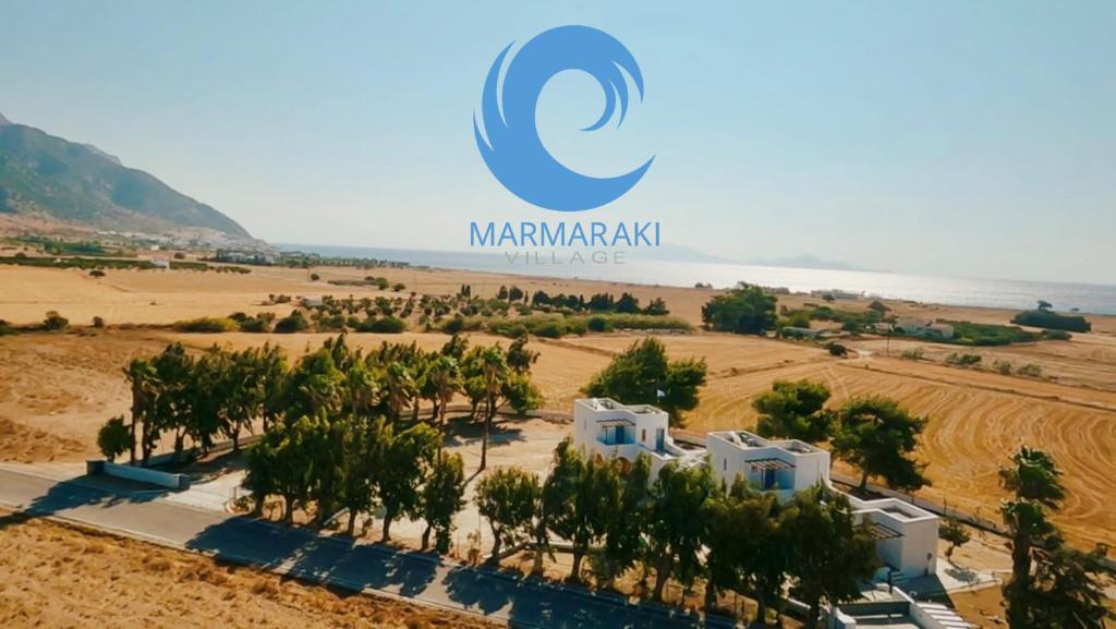卡尔扎迈纳Marmaraki Village House & Apartments的享有树木和海洋的度假胜地的空中景致