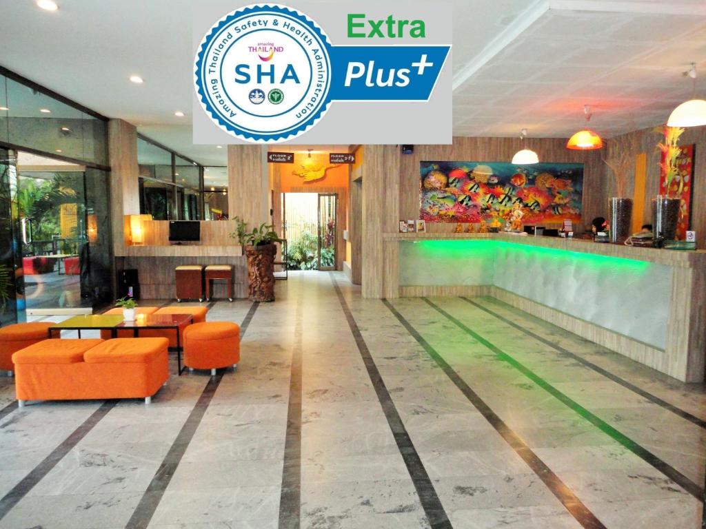 普吉镇La Moon At Phuket - SHA Extra Plus的一个带保龄球的餐厅内的保龄球馆