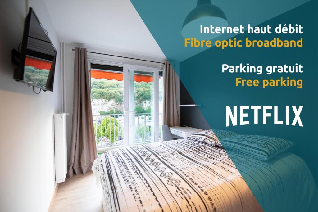 方黛涅Les chambres du Vercors - Parking Free Fibre Netflix的一间卧室设有一张床和一个窗口