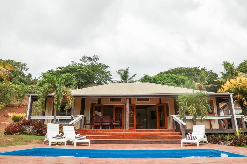 马洛洛莱莱Villa Oasis - PARADISE - MALOLO LAILAI - FIJI的房屋前设有椅子和游泳池