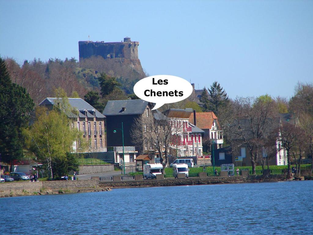 拉克河畔尚邦GÎTE GUERY的河畔小镇,以城堡为背景
