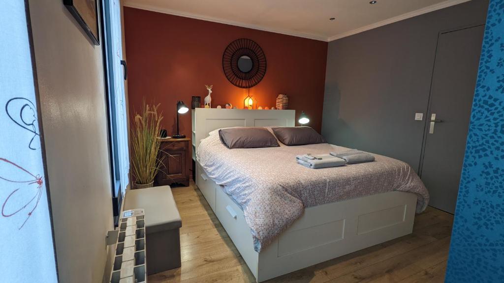 尚特洛普恩布里Chambres privées proche DISNEY Parcs的卧室配有一张床,墙上设有镜子