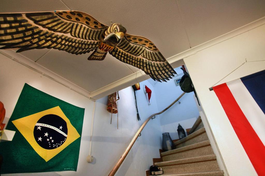 穆塔拉The Cozy Little House的悬挂着旗帜的房间天花板上的鹰