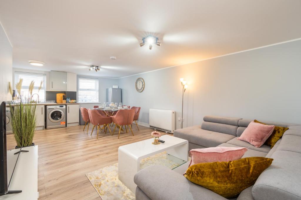 安德沃Charming Apartment In Andover Town Centre 55'' 4K Smart TV Netflix的客厅配有沙发和桌子