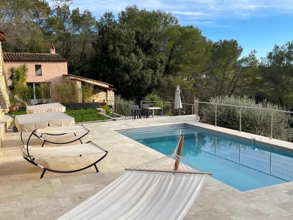 蒙托鲁Villa Horizon - Piscine privée的房屋旁带吊床的游泳池