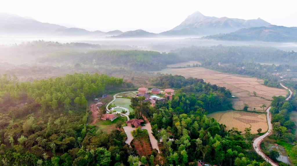 瑟格莱什布尔Machaan Plantation Resort, Sakleshpur的森林中央度假村的空中景观