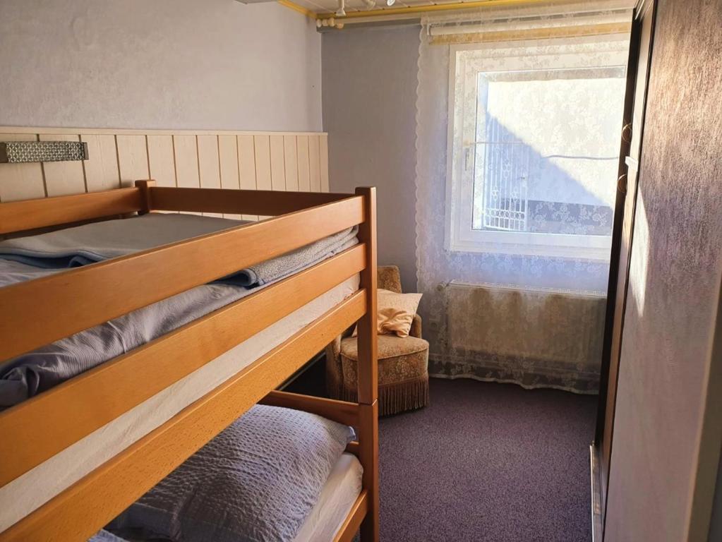 WangelsFerienwohnung Daliah的一间卧室设有两张双层床和一扇窗户。