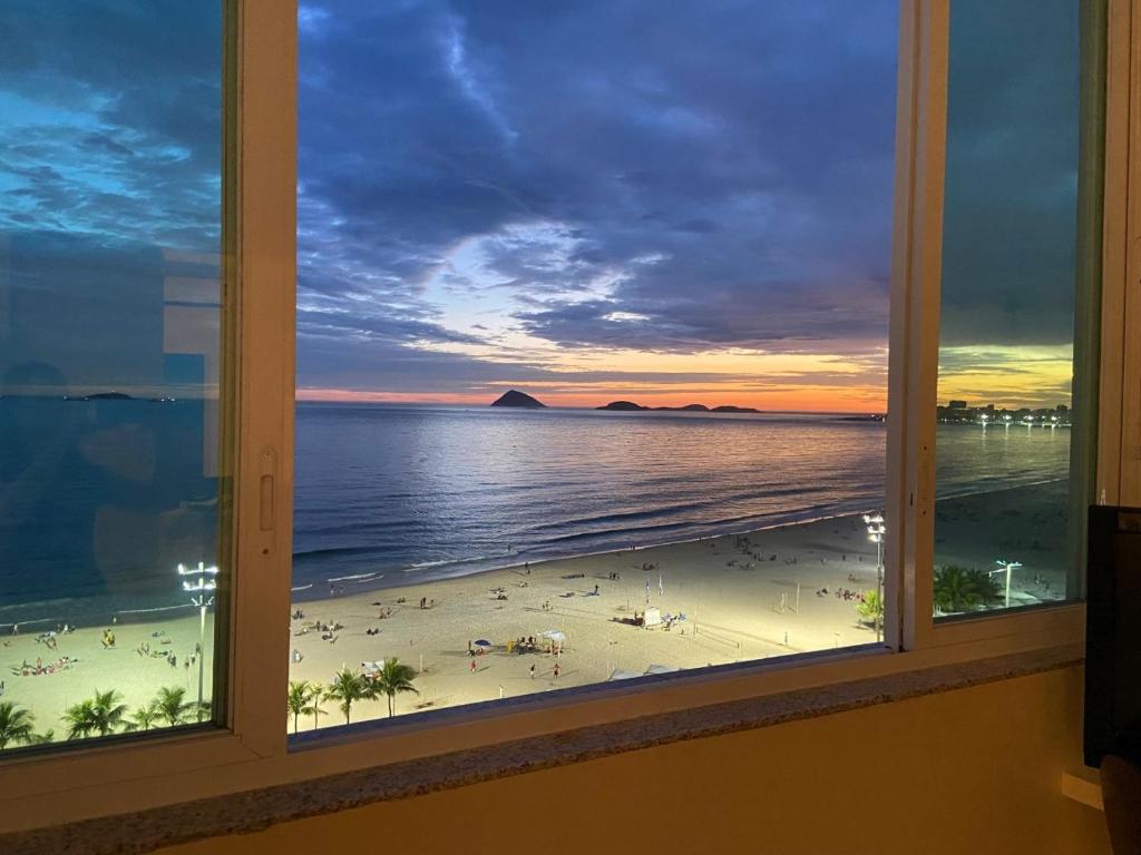 里约热内卢Apto. Leme 10º andar frente para o mar (vista espetacular)的从窗户可欣赏到海滩景色