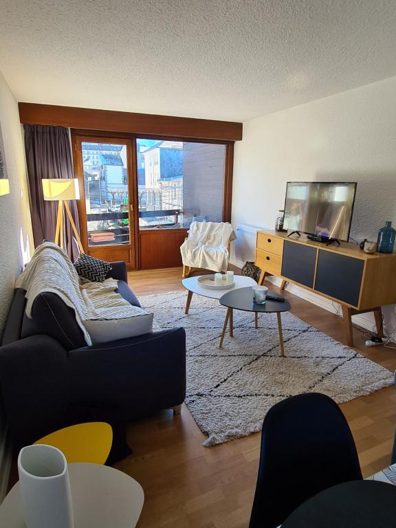 勒蒙多尔Kiruna的带沙发和电视的客厅