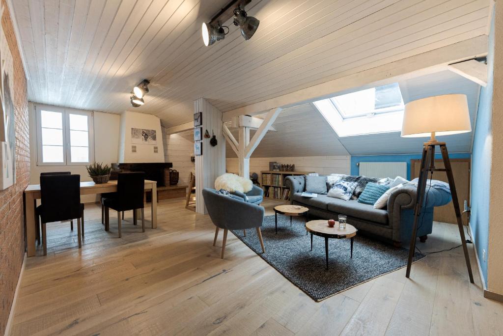 TramelanVent_du_Nord的客厅配有沙发和桌子