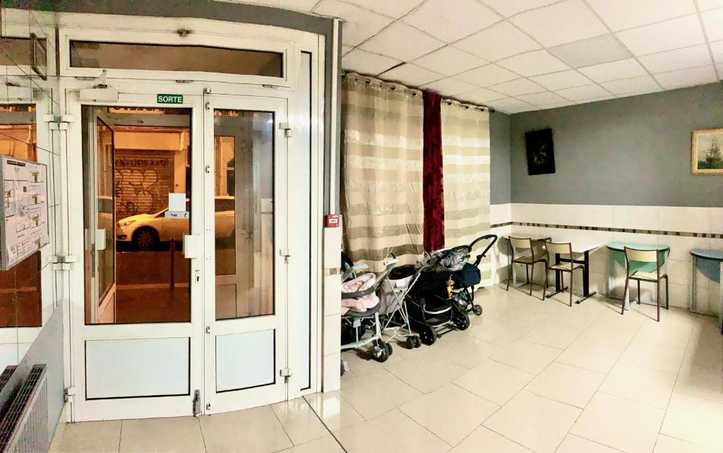 巴黎德安德里酒店的一间有两只婴儿婴儿车的等候室