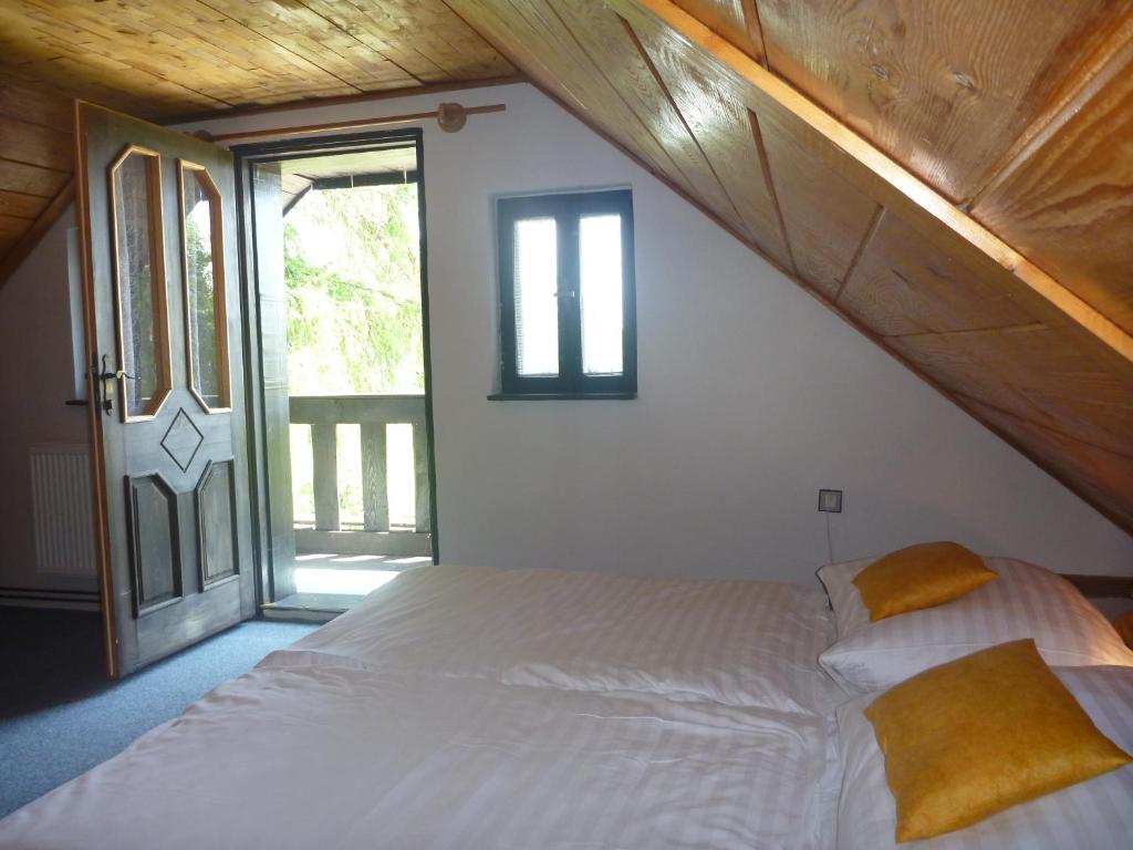 霍尼普拉纳Penzion Olšina 31的卧室配有白色的床和大窗户