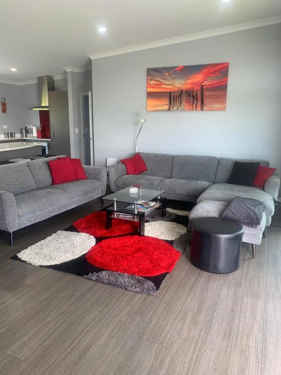 怀蒂昂格Hosts on the Coast Belair Bach的带沙发和红色地毯的客厅