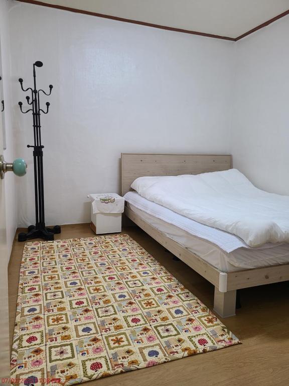 大邱Chenal Motel的一间卧室配有一张床和地毯