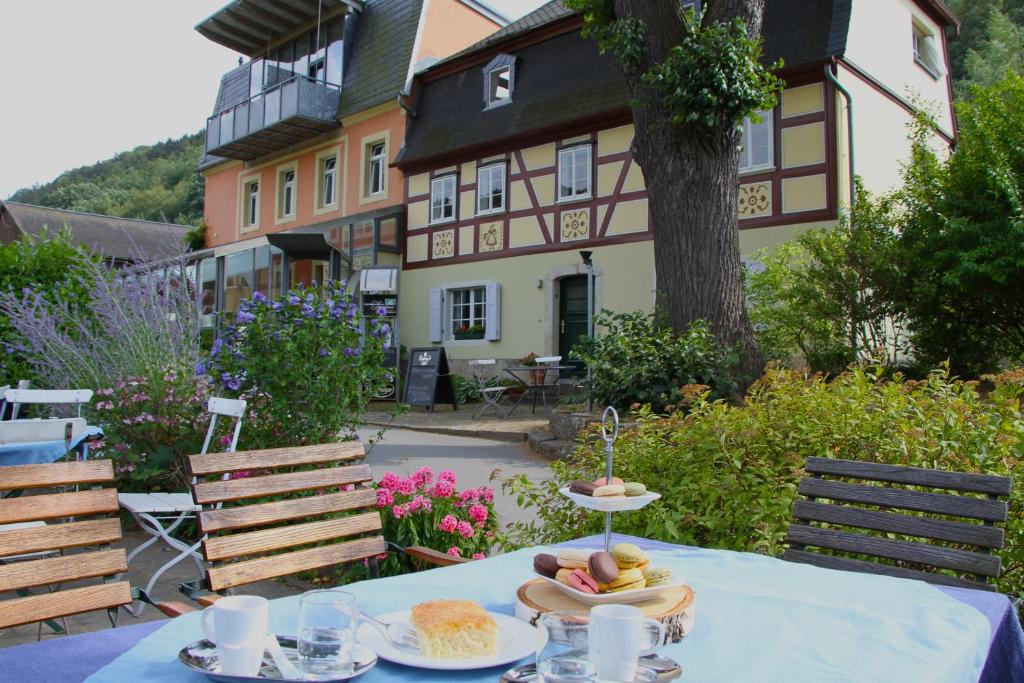 KrippenLandgasthaus Ziegelscheune的屋 ⁇ 上带食物盘的桌子