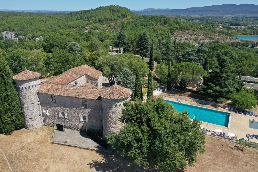 CasteljauResidence Vacances Bleues Lou Castel的城堡空中景观和游泳池