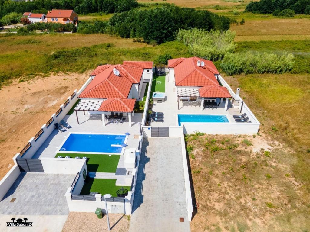 普利拉卡Villas Sabun - modern house with heated pool的享有带游泳池的房屋的空中景致