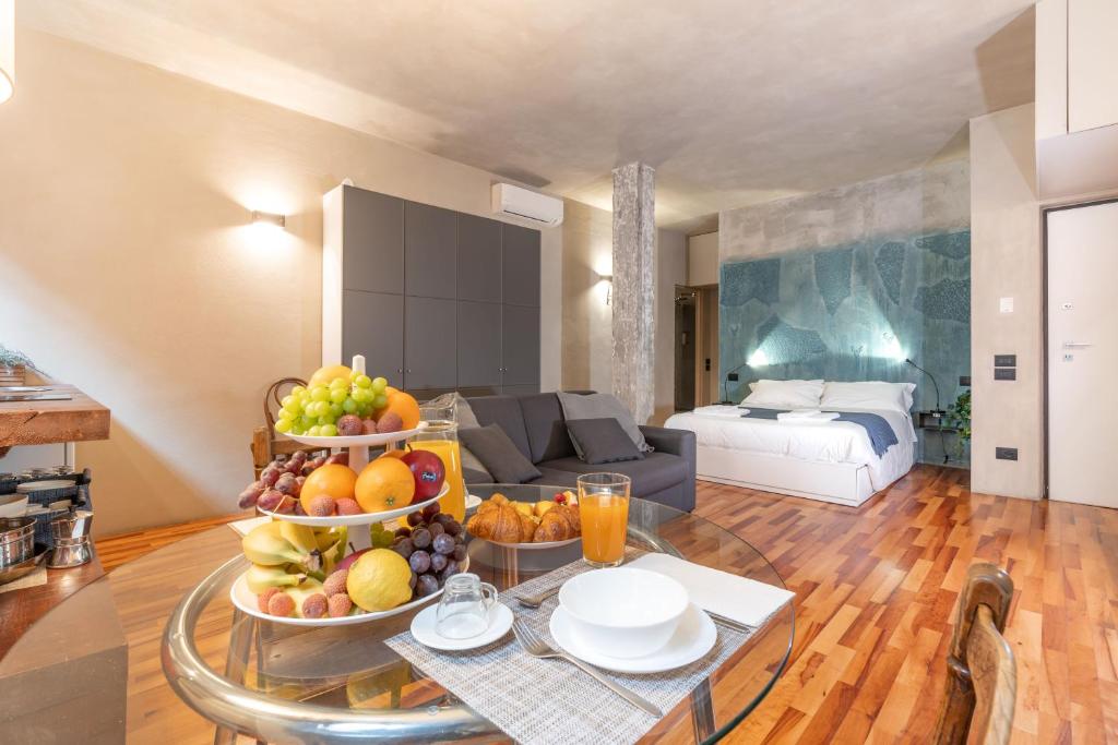 维罗纳Il Garbo Apartments and Suite的客厅配有带水果的桌子