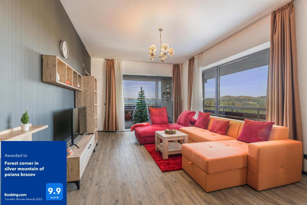 波亚纳布拉索夫Forest corner in silver mountain of poiana brasov的客厅配有红色沙发和电视