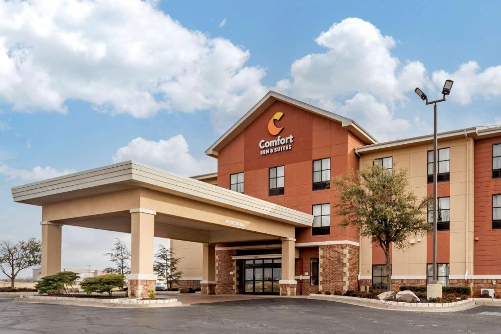 肖尼Comfort Inn & Suites Shawnee North near I-40的桑树酒店前方的 ⁇ 染