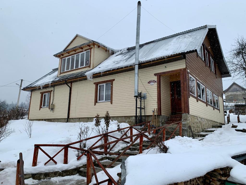 沃罗赫塔Подина的前面的地面上积雪的房子