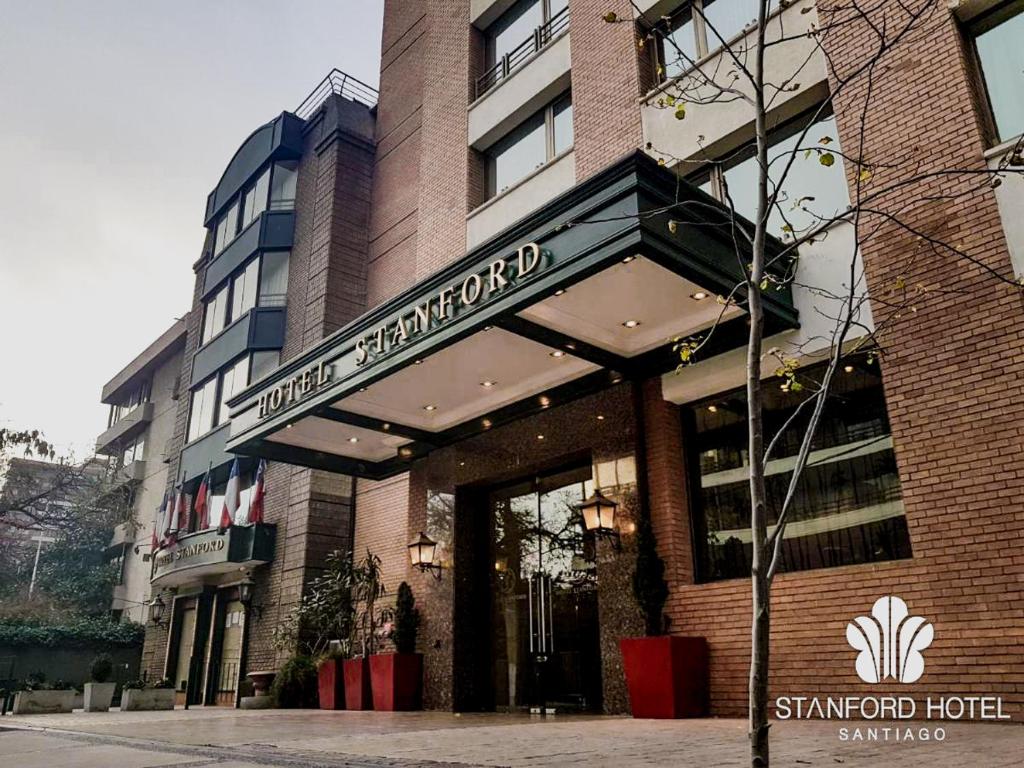 圣地亚哥Hotel Stanford的建筑前方有标志的酒店