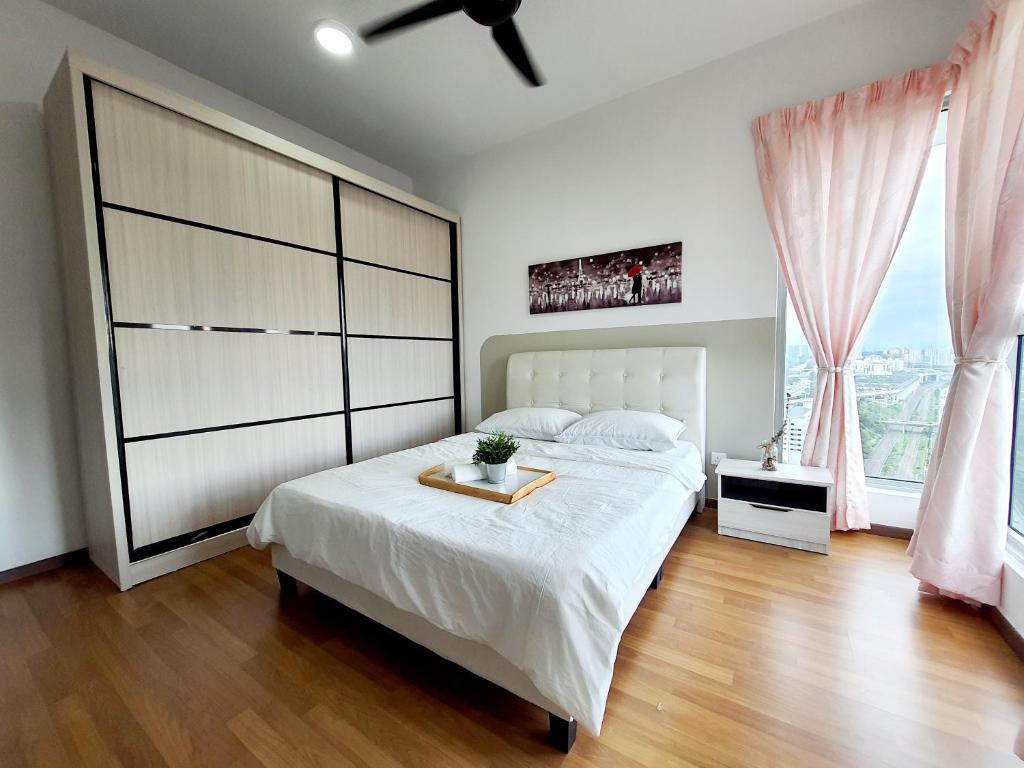 史里肯邦安芙洛拉公寓的一间卧室设有一张大床和一个大窗户