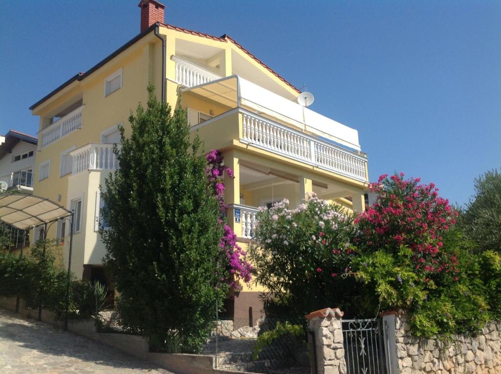 皮罗瓦茨Villa Manja的一座大黄色房子前面有树木