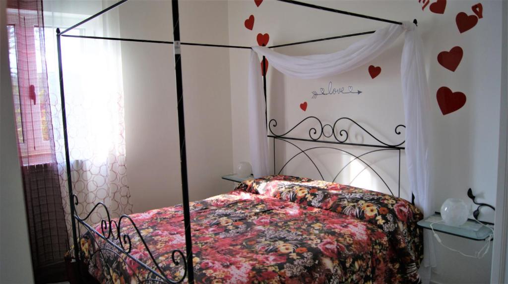 圣埃拉莫因科莱Arome B&B的卧室配有一张墙上心灵床