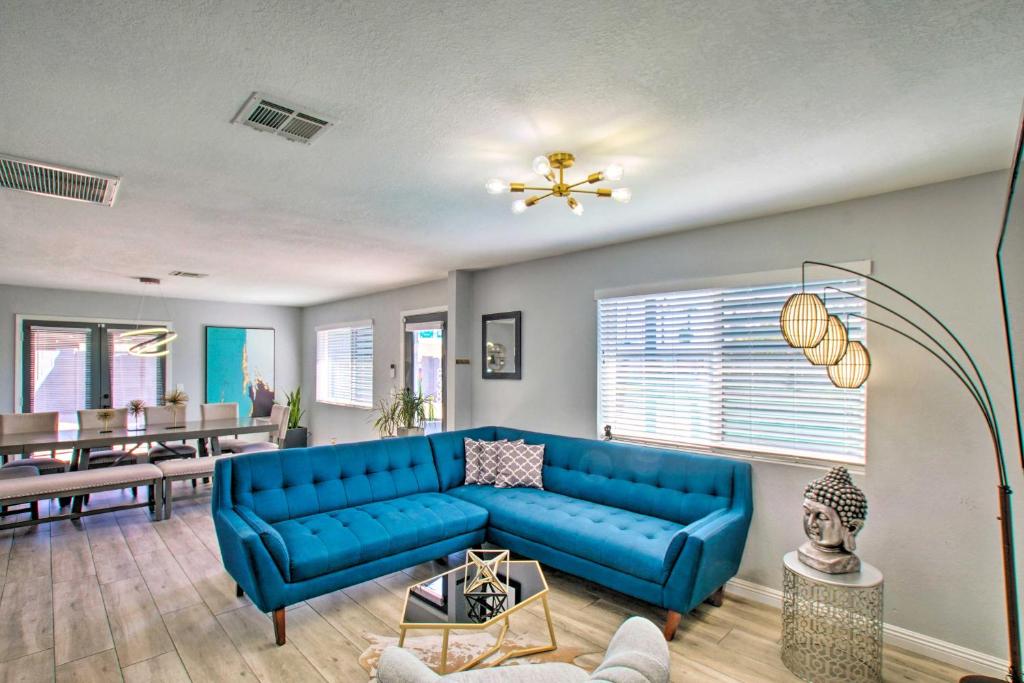 凤凰城Charming Phoenix Home with Patio about 3 Miles to Dtwn!的客厅配有蓝色的沙发和桌子