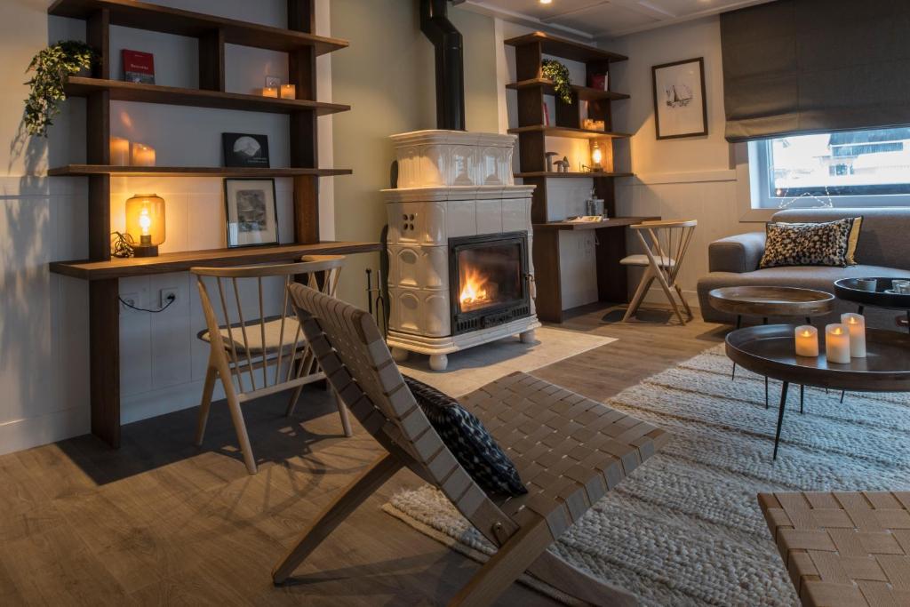 夏蒙尼-勃朗峰Chalet hôtel le Whymper的客厅设有壁炉和沙发。