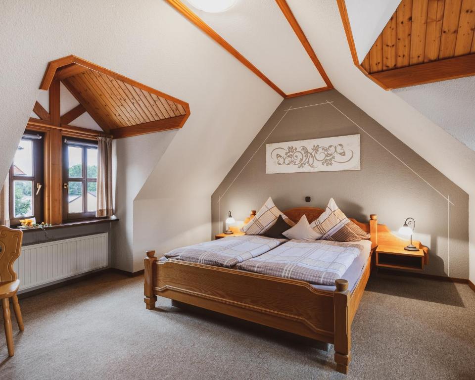 FliedenFremden- und Monteurzimmer "Zum Ochsen"的阁楼卧室配有床