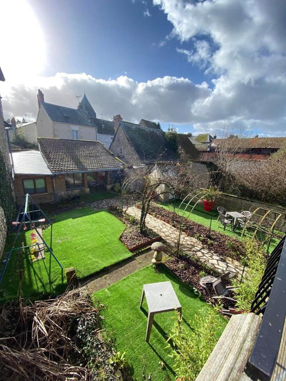 维朗德里Chez Benjamin - Les Terrasses de Villandry的绿色草园的空中景致