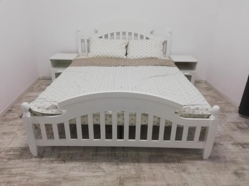 图尔达Apartament Central Salvo的白色的婴儿床,位于卧室内,拥有白色的墙壁