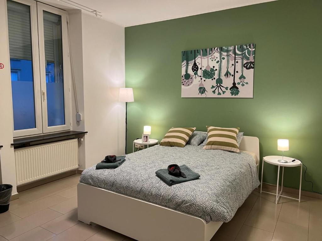卢森堡city-pillow rooms的一间卧室设有一张床和绿色的墙壁