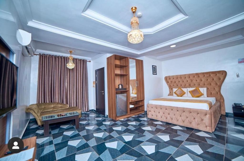 莱基247 Luxury Hotel的一间卧室设有一张床和一个 ⁇ 板地板