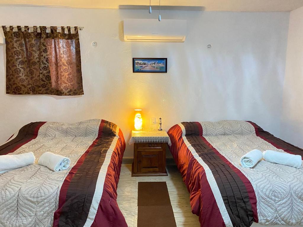 科苏梅尔Casa Liz的一间设有两张床和一张桌子的房间