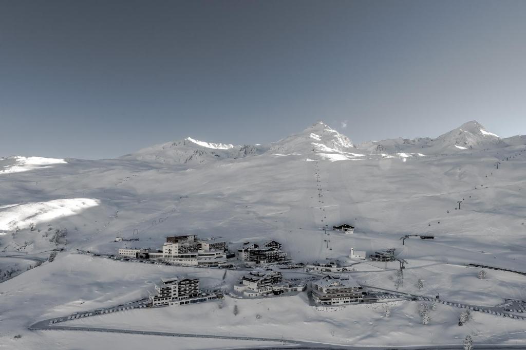 和希格尔奥林匹克运动酒店的雪中村庄的空中景观