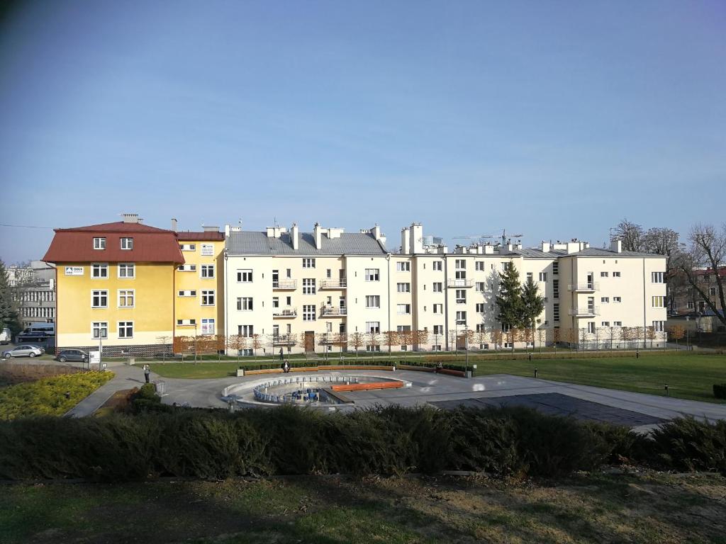 热舒夫Apartament nad fontanną的一座大型建筑,前面有一个公园