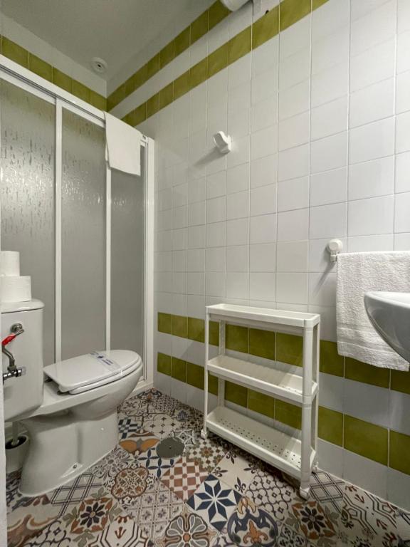 奇皮奥纳HOSTAL LA CRUZ 1872的一间带卫生间和水槽的浴室