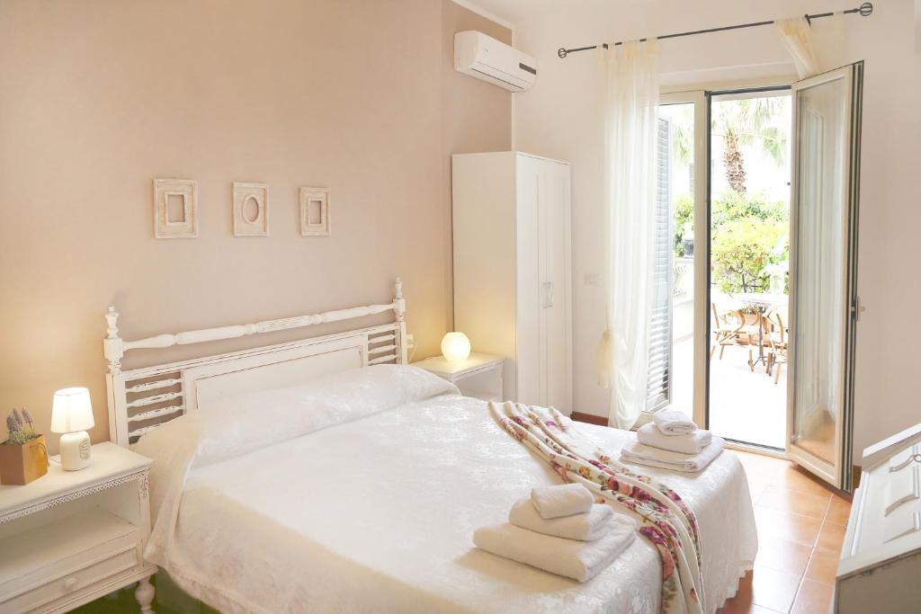 阿奇卡斯泰洛奥坦西亚别墅住宿加早餐旅馆的白色卧室,配有带毛巾的床