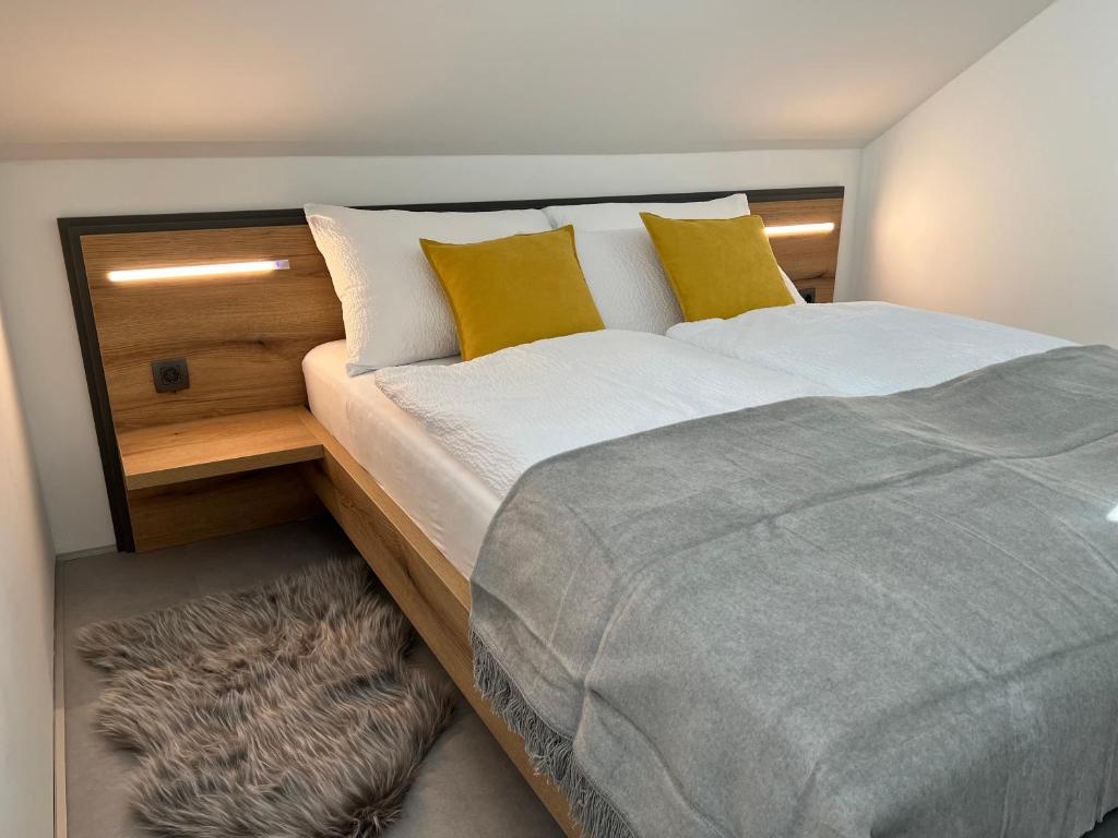莫斯特纳索契POČITNIŠKA HIŠA BAČA RIVER的一间卧室配有一张带黄色枕头的大床