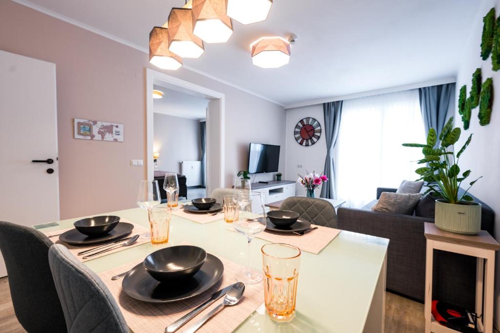 菲拉赫BoRa Apartments的一间带桌子的用餐室和一间客厅