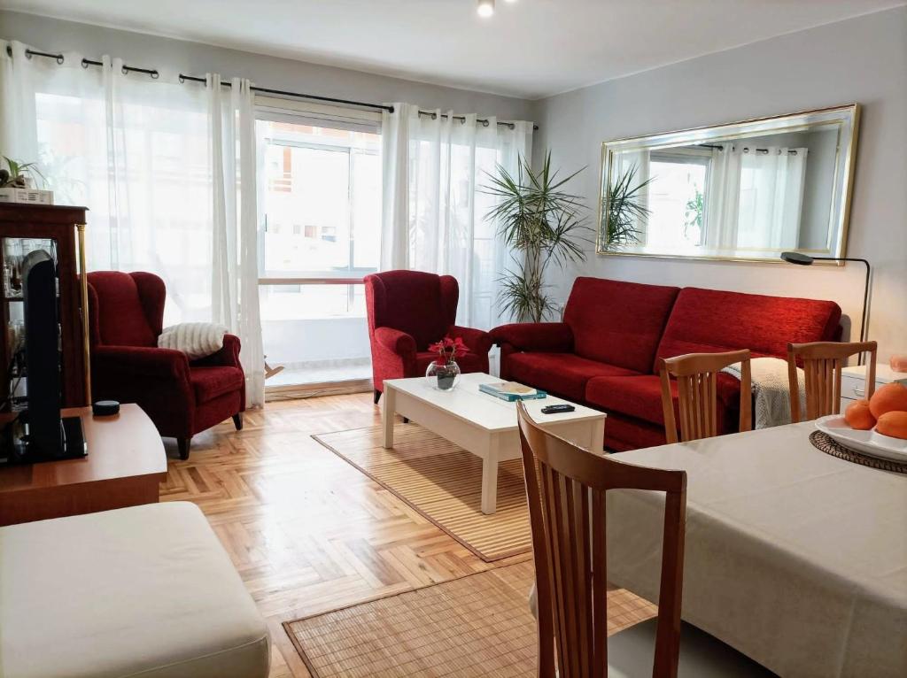 维戈Casa Porto, con Garaje的客厅配有红色的沙发和桌子